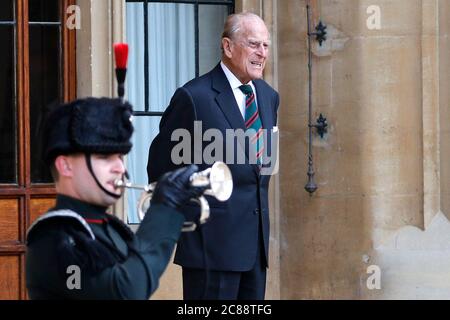 Der Herzog von Edinburgh im Schloss Windsor während einer Zeremonie zur Übergabe des Oberstleutnants vom Herzog an die Herzogin von Cornwall, die die Zeremonie vom Highgrove House abschließen wird. Stockfoto