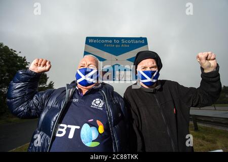 Schottisch/Englisch Grenze in Berwick, Schottland, Großbritannien. 22. Juli 2020 Foto: (L-R) James Connelly; Sean Clerkin von Action for Scotland. Alle Menschen müssen aufhören, von England nach Schottland zu reisen, aus unwesentlichen Gründen, um die schottische Bevölkerung vor Covid-19 zu schützen. Neue Fälle von Covid-19 sind 5.5-mal höher in England als Schottland und Professor Rowland Kao ein mathematischer Biologe an DER UNIVERSITÄT EDINBURGH erklärte kürzlich, dass, wenn es erhöhte Reisen zwischen England und Schottland ist es unvermeidlich, dass Fälle von Covid-19 wird in Schottland zunehmen. Quelle: Colin Fisher/Alamy Live News. Stockfoto