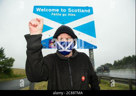 Schottisch/Englisch Grenze in Berwick, Schottland, Großbritannien. 22. Juli 2020 Foto: Sean Clerkin von Action for Scotland. Alle Menschen müssen aufhören, von England nach Schottland zu reisen, aus unwesentlichen Gründen, um die schottische Bevölkerung vor Covid-19 zu schützen. Neue Fälle von Covid-19 sind 5.5-mal höher in England als Schottland und Professor Rowland Kao ein mathematischer Biologe an DER UNIVERSITÄT EDINBURGH erklärte kürzlich, dass, wenn es erhöhte Reisen zwischen England und Schottland ist es unvermeidlich, dass Fälle von Covid-19 wird in Schottland zunehmen. Quelle: Colin Fisher/Alamy Live News. Stockfoto