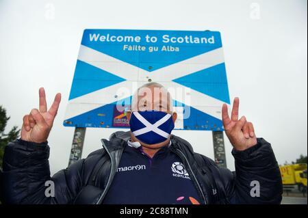Schottisch/Englisch Grenze in Berwick, Schottland, Großbritannien. 22. Juli 2020 im Bild: James Connelly von Action for Scotland. Alle Menschen müssen aufhören, von England nach Schottland zu reisen, aus unwesentlichen Gründen, um die schottische Bevölkerung vor Covid-19 zu schützen. Neue Fälle von Covid-19 sind 5.5-mal höher in England als Schottland und Professor Rowland Kao ein mathematischer Biologe an DER UNIVERSITÄT EDINBURGH erklärte kürzlich, dass, wenn es erhöhte Reisen zwischen England und Schottland ist es unvermeidlich, dass Fälle von Covid-19 wird in Schottland zunehmen. Quelle: Colin Fisher/Alamy Live News. Stockfoto