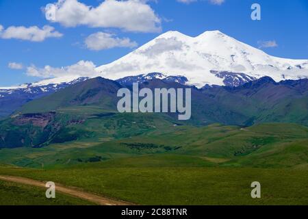 Panorama Road zum Mount Elbrus mit Green Meadows im Sommer. Nordkaukasus, Russland Stockfoto