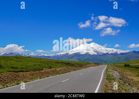 Panorama Road zum Mount Elbrus mit Green Meadows im Sommer. Nordkaukasus, Russland Stockfoto