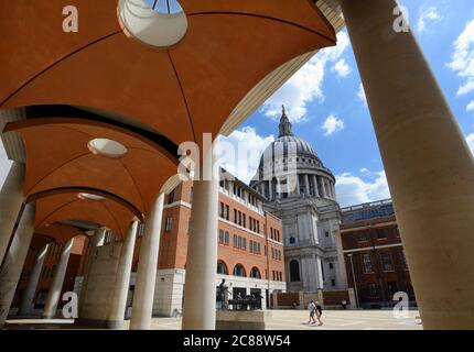 London, England, UK. Paternoster Square, hinter die St Paul's Kathedrale. Kolonnade entlang der Nordseite Stockfoto