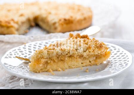 Stück hausgemachten leckeren Apfelkuchen auf weißem Teller Stockfoto