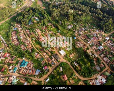 Luftdrohne Aufnahme des Dorfes Lushoto in den Usambara Bergen. Abgelegener Ort in der Provinz Tanga, Tansania, Afrika Stockfoto