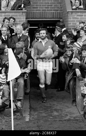 Llanelli RFC Kapitän, Ray Gravell führt sein Team gegen die Tour Neuseeland All Blacks im Stradey Park, Llanelli, Wales am 21. Oktober 1980. Stockfoto