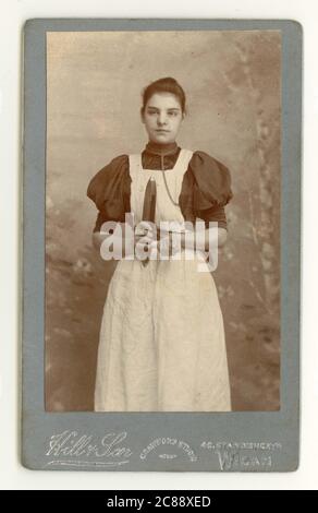 Original viktorianische Carte de Visite (CDV) mit attraktivem jungen Baumwollspinner, viktorianischem Arbeitermädchen, das ein Webershuttle hält, Standishgate, Wigan, Lancashire, England, Großbritannien um 1894 Stockfoto