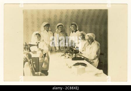 Originale Postkarte aus der seltenen Zeit des 1. Weltkriegs einer Gruppe von engagierten Krankenschwestern, die Bandagen oder Dressings herstellen/nähen, Bienen nähen, um 1914-1918 ihr Land während des Ersten Weltkriegs, Großbritannien, dienten Stockfoto