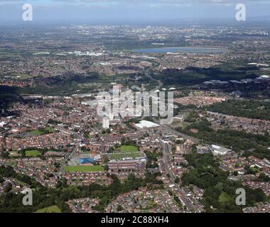 Luftaufnahme von Hyde aus dem Osten mit dem Football Club und Leisure Center im Vordergrund Stockfoto