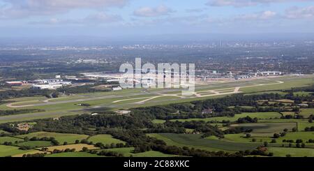 Luftaufnahme des Flughafens Manchester mit der Skyline im Stadtzentrum im Hintergrund Stockfoto