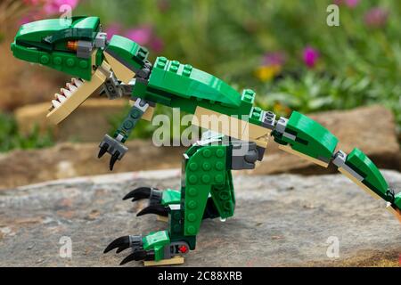 Green Lego Dinosaur stand auf einem Felsen RHS Garden, Harrogate, North Yorkshire, England, Großbritannien. Stockfoto