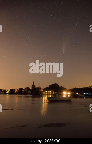 Komet 2020 Neowise oberhalb von Bosham, Chichester Harbour, Sussex, Großbritannien, Juli Stockfoto