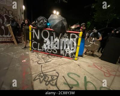 Portland, Oregon, USA. Juli 2020. Kein Krieg, aber Klassenkriegschild von Demonstranten in Portland, Oregon Quelle: Amy Katz/ZUMA Wire/Alamy Live News Stockfoto