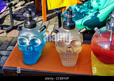 Shishas in Form von Glasschädeln auf dem Tresen eines Straßenverkäufers. Buyukada Island, eine der Prinzeninseln in der Nähe von Istanbul, Türkei. Stockfoto