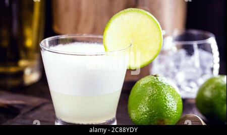 Pisco Sour, ein typischer Cocktail der südamerikanischen Küche, Peru und Chile, zubereitet auf Basis von Pisco und Zitrone, gesüßt mit Brandy, Eier, kalt serviert. Stockfoto