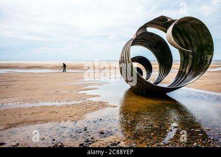 Die öffentliche Skulptur Mary's Shell am Strand von Cleveleys bei Ebbe gezeigt Stockfoto