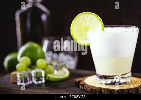 Pisco Sour, ein Cocktail mit Pisco und Zitrone, gesüßt mit Schnaps, Eier, kalt serviert. Chilenisches Getränk. Stockfoto