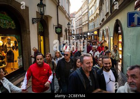 Porto, Portugal. März 2018. Ein Blick auf die kleinen Handelsstraßen voller Touristen in Prag. Stockfoto