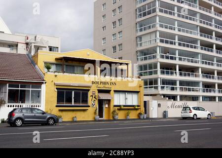 Das Dolphin Inn Guesthouse in Beach Road, Mouille Point, Kapstadt, Südafrika. Stockfoto