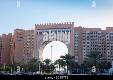 'Dubai, Dubai/Vereinigte Arabische Emirate - 03/07.2020: Ibn Battuta Gate und Shopping Mall at Sunset. Stockfoto