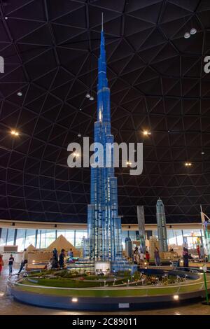 'Dubai, Dubai/Vereinigte Arabische Emirate - 03/07.2020: Legoland Dubai Vergnügungspark Indoor berühmte Dubai City Burj Khalifa Portrait Replications . Luxus tr Stockfoto