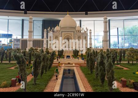 'Dubai, Dubai/Vereinigte Arabische Emirate - 03/07.2020: Legoland Dubai Vergnügungspark Indoor Famous Taj Mahal in India Replications . Luxusreisen Stockfoto