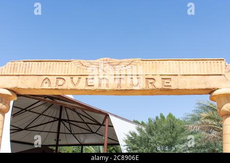 'Dubai, Dubai/Vereinigte Arabische Emirate - 03/07.2020: Legoland Dubai Adventures Schild auf blauem Hintergrund für Kinder Eingangsschild mit blauem Himmel-Hintergrund Stockfoto