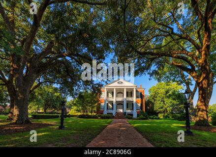 Natchez, Mississippi, USA - 19. Juni 2020: Das 1823 erbaute Rosalie Mansion ist heute ein Museum. Stockfoto