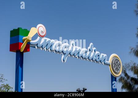 'Dubai, Dubai/Vereinigte Arabische Emirate - 03/07.2020: Legoland Dubai Imagination Schild für Kinder Eintrittsschild mit blauem Himmel Hintergrund. Luxusreisen Stockfoto