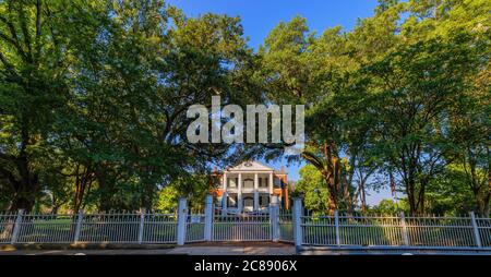 Natchez, Mississippi, USA - 19. Juni 2020: Das 1823 erbaute Rosalie Mansion ist heute ein Museum. Stockfoto