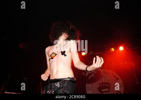 Performer ‘Twist’ bei den UK Air Guitar Championships 2004 im elektrischen Ballsaal in Camden. Elektrischer Ballsaal, Camden, London, Großbritannien. September 2004, 12 Stockfoto