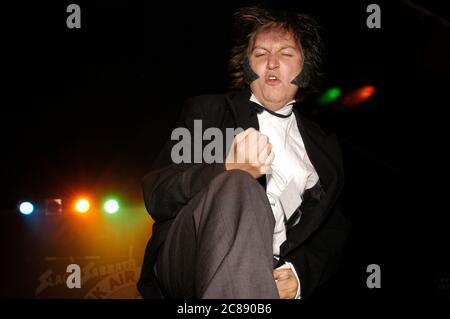 Performer ‘The Knacker’ bei der UK Air Guitar Championships 2004, die im elektrischen Ballsaal in Camden ausgetragen werden. Elektrischer Ballsaal, Camden, London, Großbritannien. September 2004, 12 Stockfoto