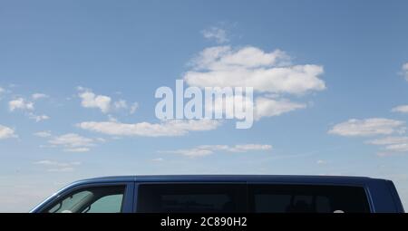 Das Autodach eines Volkwagen Transporter TDI Wohnwagens gegen meist blauen Himmel, West Wittering, Chichester, England, UK, Juli 2020 Stockfoto