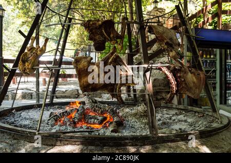 Spezieller griechischer Ofen mit Kochfleisch über offenem Feuer, Huhn und Lamm Stockfoto