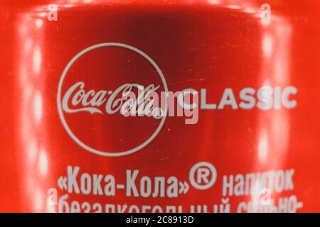 Astrachan, Russland, 22. jul. 2020: Coca-Cola Classic Drink. Beliebte Soda Pop Seitenansicht von Aluminium-Dose mit Markennamen in englisch und russisch lang. Stockfoto