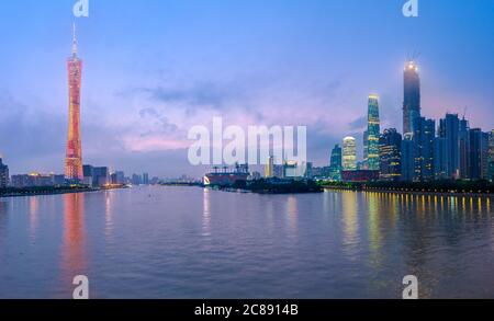 Guangzhou, China Skyline auf dem Fluss in der Dämmerung. Stockfoto