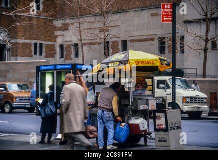 Street Food. Ein Frankfurter Einkaufswagen / Hot Dog Cart, New York, USA. 1989 Stockfoto