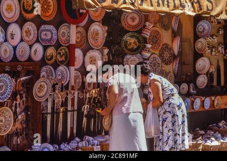 Ein Geschäft bunt verzierten Keramikplatten Display, Toledo, Spanien Stockfoto