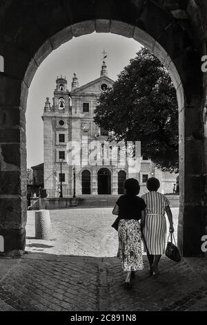 Puerta de Santa Teresa führt zur Kirche und zum Kloster Santa Teresa de Jesus, Avila, Spanien Stockfoto