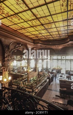 Le Grand Café ist ein berühmtes Café und eine Brasserie in Moulins im französischen Departement Allier, Auvergne, Frankreich Stockfoto