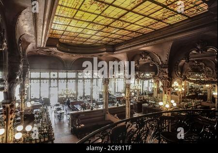 Le Grand Café ist ein berühmtes Café und eine Brasserie in Moulins im französischen Departement Allier, Auvergne, Frankreich Stockfoto