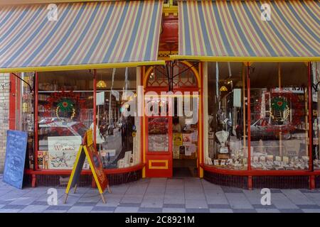 Fassade des Vans Good Food Shop, Llandrindod Wells, Powys, Wales, Großbritannien Stockfoto