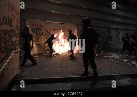 Portland, USA. Juli 2020. Am 22. Juli 2020 beginnen Demonstranten an einem der Eingänge zum Bundesgericht in Portland, Oregon, ein Feuer. (Foto: Alex Milan Tracy/Sipa USA) Quelle: SIPA USA/Alamy Live News Stockfoto