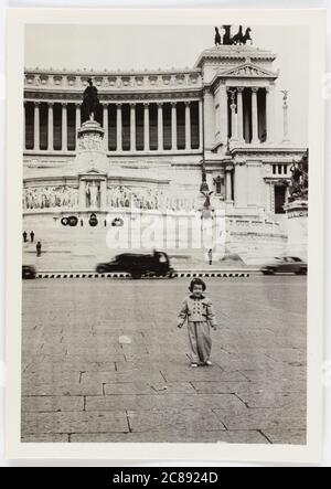 Kleiner amerikanischer Tourist vor dem 'Hochzeitstorte', Rom, Italien, Oktober 1951 Stockfoto