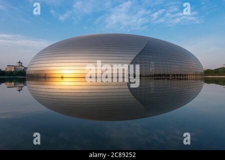 PEKING, CHINA - 24. JUNI 2014: National Center for the Performing Arts. Das futuristische Design sorgte für Kontroversen, als das Theater in 2 fertiggestellt wurde Stockfoto