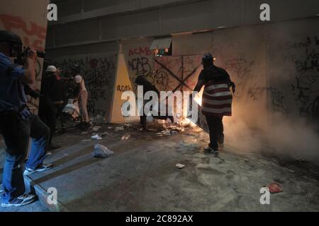 Portland, USA. Juli 2020. Am 22. Juli 2020 beginnen Demonstranten an einem der Eingänge zum Bundesgericht in Portland, Oregon, ein Feuer. (Foto: Alex Milan Tracy/Sipa USA) Quelle: SIPA USA/Alamy Live News Stockfoto