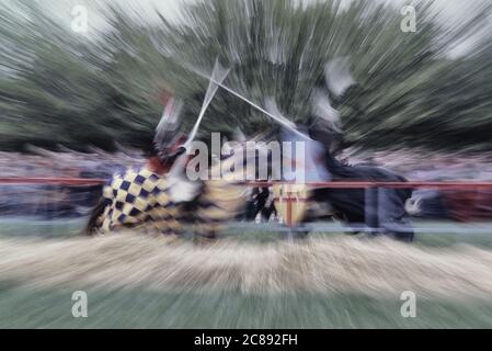 Zwei Reiter mit Lanzen mit stumpfem Tips, Jousting, England, UK Stockfoto