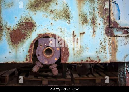 Textur einer Metallwand mit Rissen und Kratzern, die als Hintergrund verwendet werden kann. Teil einer Dampflokomotive Stockfoto