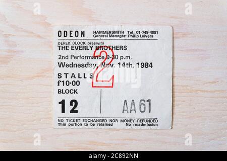 Konzertticket Stub AA61 Block 12 in den Ständen für die Everly Brothers im Jahr 1984 im Hammersmith Odeon, London, UK Stockfoto