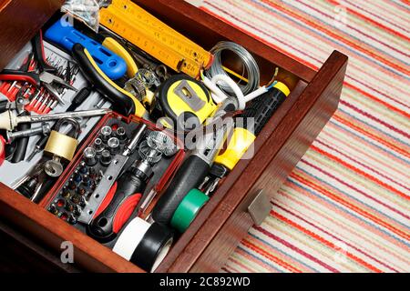 Nahaufnahme von zufälligen Werkzeugen in der Schublade, Draufsicht Stockfoto
